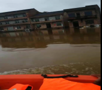 <b>洪水无情，人间有爱</b>